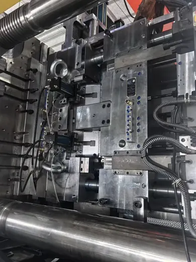 Shopping basket mould in the press